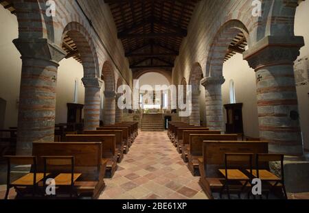 Pieve (ländliche Pfarrkirche) von San Donato in Polenta. Bertinoro, Italien. Basilika Innen. Zentraler Standpunkt. Stockfoto