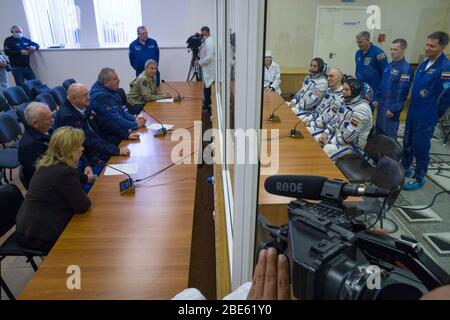 BAIKONUR, KASACHSTAN - 09. April 2020 - Expedition 63 Besatzungsmitglieder Chris Cassidy von der NASA, Anatoly Ivanishin und Ivan Vagner von Roskosmos, sprechen mit Roscos Stockfoto