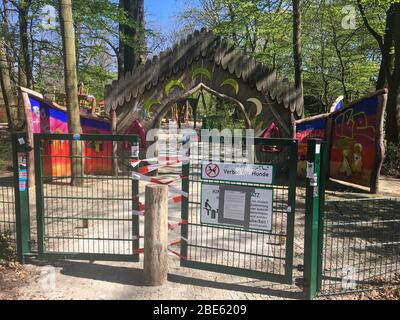 BERLIN, DEUTSCHLAND - 12. APRIL 2020: Geschlossener Spielplatz im öffentlichen Park Hasenheide wegen der Sperrung der Corona Pandemie (Covid 19). Hinweis der Stadt Berlin Stockfoto