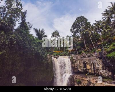 Tegenungan Wasserfall ist ein schöner Wasserfall in Plateau-Bereich und es ist einer der Orte von Interesse von Bali Stockfoto