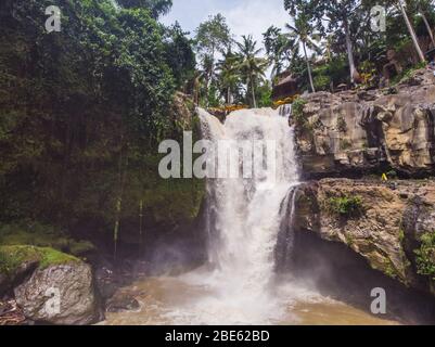 Tegenungan Wasserfall ist ein schöner Wasserfall in Plateau-Bereich und es ist einer der Orte von Interesse von Bali Stockfoto