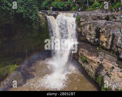 Tegenungan Wasserfall ist ein schöner Wasserfall in Plateau-Bereich und es ist einer der Orte von Interesse von Bali Stockfoto