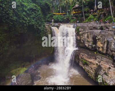 Tegenungan Wasserfall ist ein schöner Wasserfall in Plateau-Bereich und es ist einer der Orte von Interesse von Bali Stockfoto