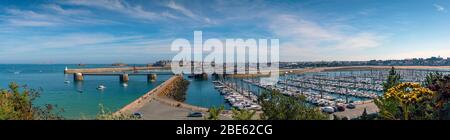 Saint Malo, Bretagne, Frankreich - 5. Juli 2017: Panorama-Blick auf Saint Malo und Port des Sablons an einem warmen Sommertag Stockfoto