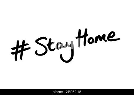 Hashtag Stay Home handgeschrieben auf weißem Hintergrund. Stockfoto