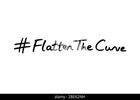 Hashtag Flatten the Curve handschriftlich auf weißem Hintergrund. Stockfoto