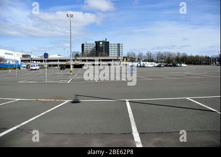 Glasgow, Großbritannien, 12. April leerer Parkplatz am Flughafen Glasgow. Ostersonntag ist normalerweise einer der geschäftigsten Tage des Jahres für Reisende und Käufer, aber Covid-19 hat das Leben in Großbritannien zum Stillstand gebracht. Stockfoto