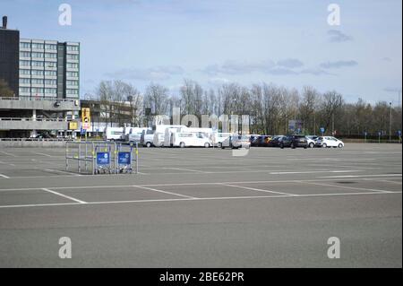 Glasgow, Großbritannien, 12. April leerer Parkplatz am Flughafen Glasgow. Ungenutzte Mietwagen Ostersonntag ist normalerweise einer der geschäftigsten Tage des Jahres für Reisende und Käufer, aber Covid-19 hat das Leben in Großbritannien zum Stillstand gebracht. Stockfoto