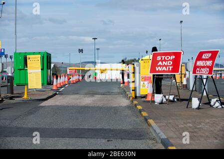 Glasgow, Großbritannien, 12. April Covid-19 Testzentrum für NHS-Mitarbeiter auf dem Langzeitparkplatz am Flughafen Glasgow. Ostersonntag ist normalerweise einer der geschäftigsten Tage des Jahres für Reisende und Käufer, aber Covid-19 hat das Leben in Großbritannien zum Stillstand gebracht. Stockfoto