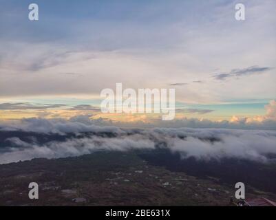 Blick auf Wolken und Nebel bei Sonnenaufgang vom Gipfel des Mount Batur Kintamani Vulkans, Bali, Indonesien Stockfoto