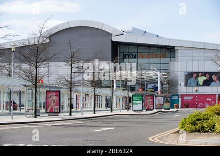 Glasgow, Großbritannien, 12. April, verlassene das Intu Einkaufszentrum in Braehead in Glasgow. Der Bus hält am Ostersonntag ohne Passagiere. Ostersonntag ist normalerweise einer der geschäftigsten Tage des Jahres für Reisende und Käufer, aber Covid-19 hat das Leben in Großbritannien zum Stillstand gebracht. Stockfoto