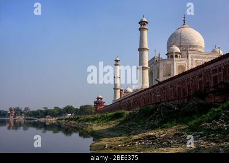 Blick auf den Taj Mahal von Yamuna Fluss, Agra, Uttar Pradesh, Indien. Taj Mahal wurde als UNESCO-Weltkulturerbe im Jahr 1983 bezeichnet. Stockfoto