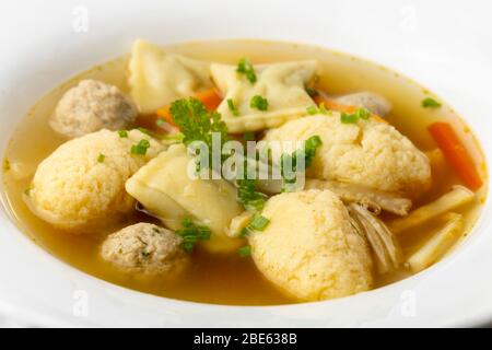 Bayerische Hochzeitssuppe auf einem Teller Stockfoto