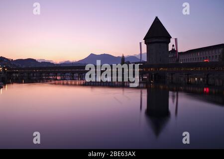 Kapellbrücke mit Wasserturm in Luzern, Schweiz über den Fluss Reuss ist Europas älteste Holzbrücke. Stockfoto