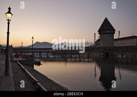 Kapellbrücke mit Wasserturm in Luzern, Schweiz über den Fluss Reuss ist Europas älteste Holzbrücke. Stockfoto