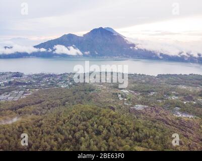 Blick auf Wolken und Nebel bei Sonnenaufgang vom Gipfel des Mount Batur Kintamani Vulkans, Bali, Indonesien Stockfoto