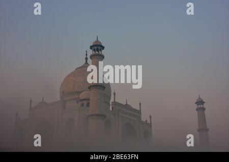 Ansicht des Taj Mahal im frühen Morgennebel, Agra, Uttar Pradesh, Indien. Taj Mahal wurde 1983 zum UNESCO-Weltkulturerbe erklärt. Stockfoto