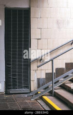 Foto von Treppen, die von der U-Bahn-Kreuzung führen Stockfoto