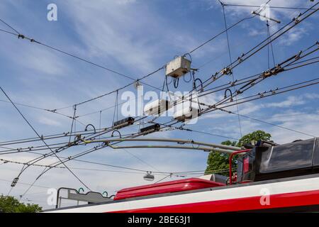 Detail mit elektrischen Oberleitungen der Stadtbusse, Salzburg, Österreich. Stockfoto