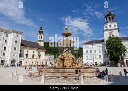 Der Residenzbrunnen von Tommaso di Garona Residenzplatz in Salzburg, Österreich. Stockfoto