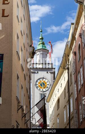 Der Uhrturm des Alten Rathauses in Salzburg, Österreich. Stockfoto