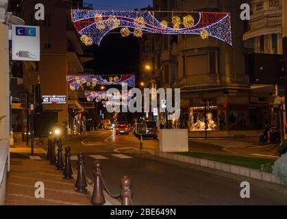 Nacht in Monte Carlo, High Street über dem Hafen, Monaco. Stockfoto