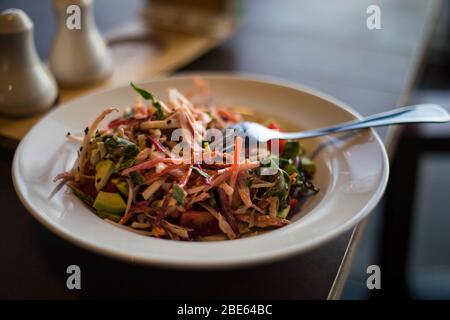 Vegan köstlicher Salat mit Avocado und anderen Gemüse und Kräutern. Stockfoto