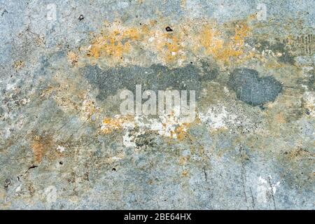 Grünlich strukturierter Hintergrund und alte Betonwand, ein Fragment. Risse und Flecken. Stockfoto