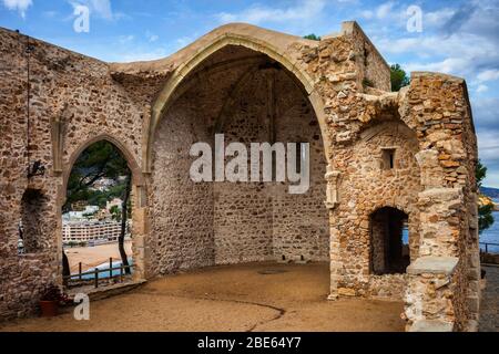 Ruinen der gotischen Kirche St. Vincent (Sant Vicenc) an der Costa Brava in Tossa de Mar in Katalonien, Spanien Stockfoto