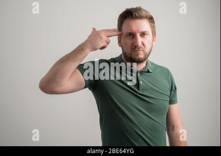 Porträt von seriösen stilvollen attraktiven Mann mit dicken Bart, in lässigen grünen T-Shirt Schuss Kopf Geste auf grauem Hintergrund mit Kopie s isoliert gekleidet Stockfoto
