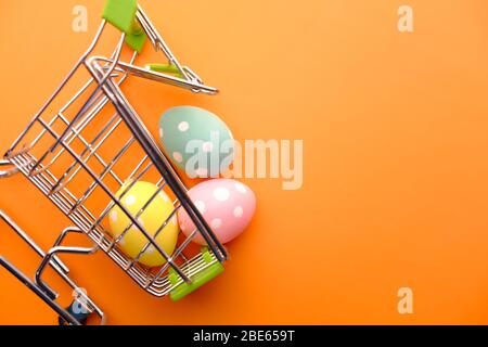 Nahaufnahme von ostereiern in einem Warenkorb Stockfoto
