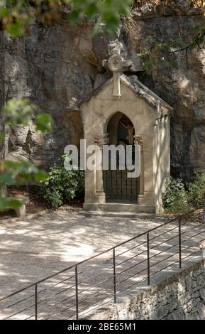 Rocamadour, Frankreich - 3. September 2018: Statinon 12 Jesus stirbt am Kreuz. Stationen der Kreuzigung am Heiligtum von Rocamadour. Frankreich Stockfoto