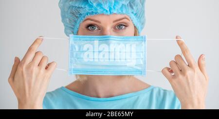 Arzt oder Krankenschwester hält in der Hand Nahaufnahme Gesichtsmaske. Medizinische und medizinische Konzept, um die Ausbreitung des Virus zu verhindern Stockfoto