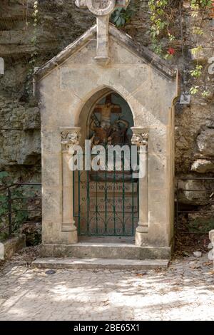 Rocamadour, Frankreich - 3. September 2018: Statinon 11 Jesus wird ans Kreuz genagelt. Stationen der Kreuzigung am Heiligtum von Rocamadour. Fra Stockfoto