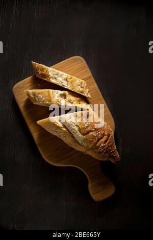 Geschnittenes Brot auf Schneidebrett. Stockfoto