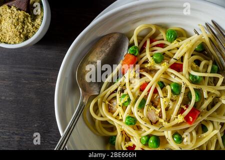 Vegane Pasta-Schüssel, über Schuss. Stockfoto