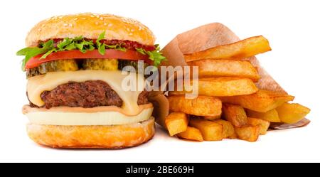 Ein großer klassischer Hamburger Cheeseburger mit pommes auf weißem Hintergrund Stockfoto