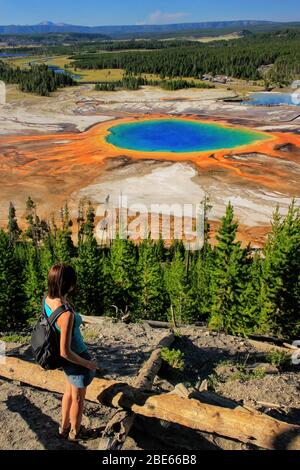 Touristen genießen die Aussicht auf Grand Prismatic Spring in Midway Geyser Basin, Yellowstone National Park, Wyoming, USA. Es ist die größte heiße Quelle in t Stockfoto