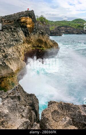 Vertikale Ansicht des Eingangs zu Angel's Billabong auf Nusa Penida, Indonesien. Stockfoto