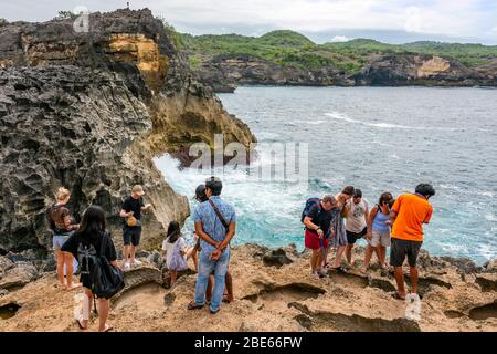 Horizontale Ansicht von Touristen in Angel's Billabong auf Nusa Penida, Indonesien. Stockfoto