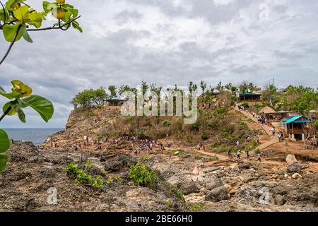 Horizontale Ansicht von Touristen, die um Angel's Billabong auf Nusa Penida, Indonesien laufen. Stockfoto