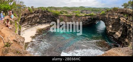 Horizontales Panorama der einzigartigen Formation Broken Beach auf Nusa Penida, Indonesien. Stockfoto