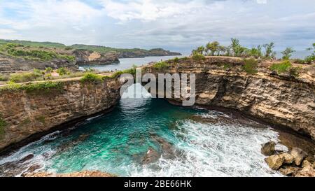 Horizontales Panorama der einzigartigen Formation Broken Beach auf Nusa Penida, Indonesien. Stockfoto