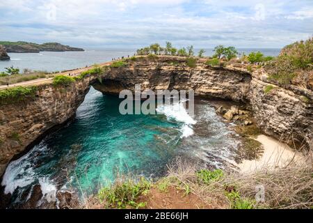 Horizontale Ansicht der einzigartigen Formation Broken Beach auf Nusa Penida, Indonesien. Stockfoto