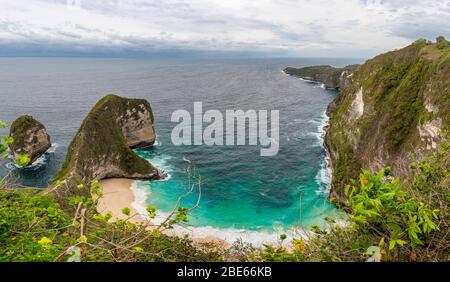 Horizontales Panorama des Kelingking Beach auf Nusa Penida, Indonesien. Stockfoto