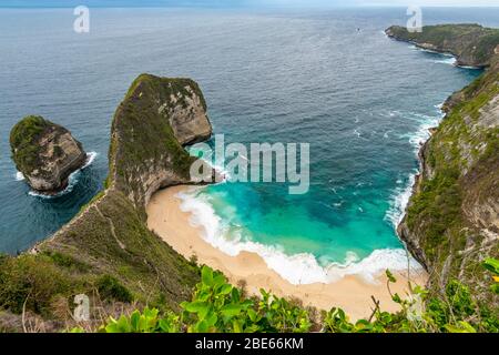 Horizontale Ansicht des Kelingking Beach auf Nusa Penida, Indonesien. Stockfoto