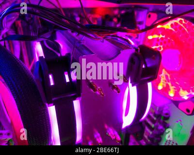 Moderne Computer Luftkühlung mit mehrfarbiger LED-Hintergrundbeleuchtung - Lüfter, Kühlern, Kabel, Boards, close-up. Stockfoto