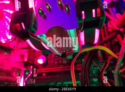 Moderne Computer Luftkühlung mit mehrfarbiger LED-Hintergrundbeleuchtung - Lüfter, Kühlern, Kabel, Boards, close-up. Stockfoto