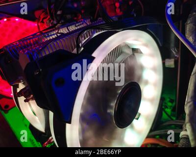Moderne Computer Luftkühlung mit mehrfarbiger LED-Hintergrundbeleuchtung - Lüfter, Kühlern, Kabel, Boards, close-up. Stockfoto