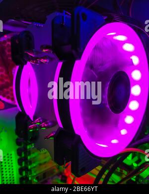 Moderne Computer Luftkühlung mit mehrfarbiger LED-Hintergrundbeleuchtung - Lüfter, Kühlern, Kabel, Boards, close-up. Stockfoto